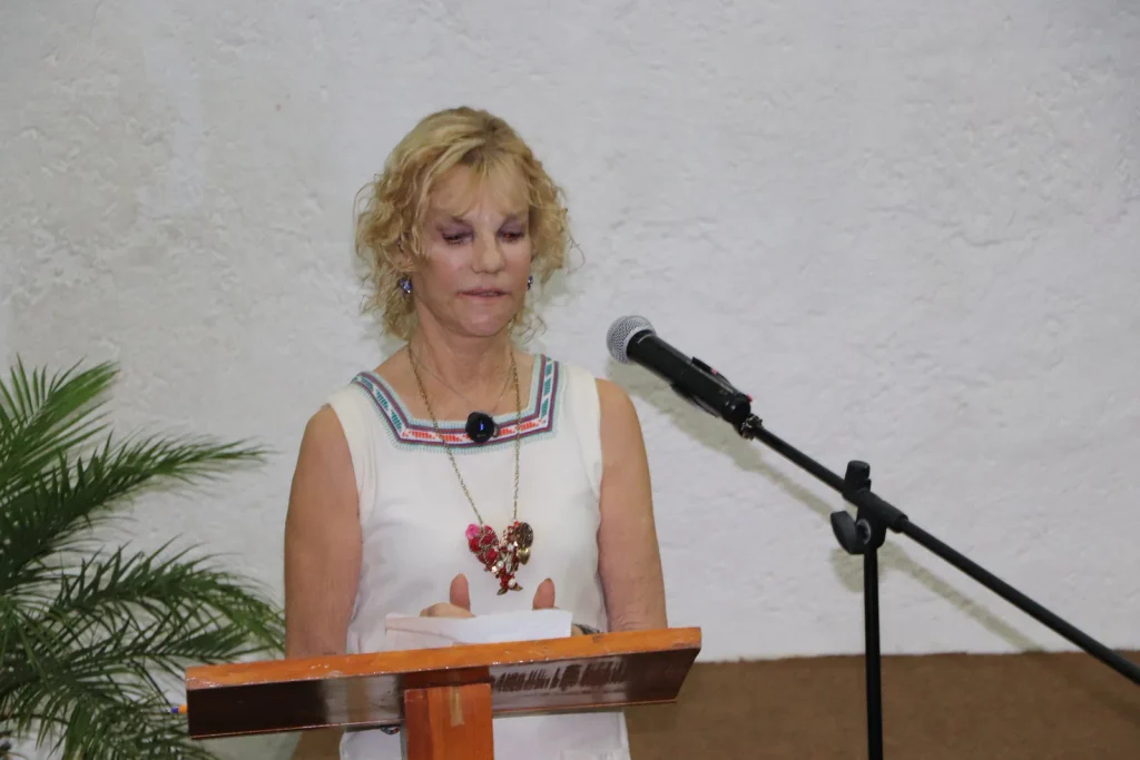 mujer al microfono en Don Bosco presentando los premios emerson