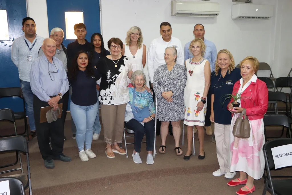 grupo de personas de don bosco y premio emerson